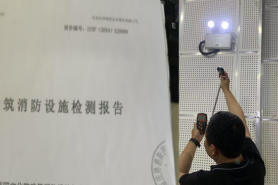 消電檢人員對咖啡館電氣線路及消防設施進行現場檢測